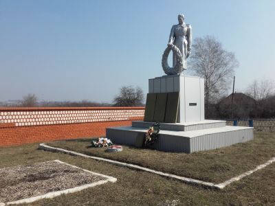 Братская могила советских воинов, погибших в боях с фашистскими захватчиками в 1943 году. Захоронено 519 человек, имена 58 человек установлены. Скульптура советского воина