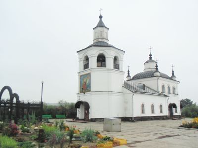 Каменная церковь, построенная до 1768 года, под куполами с хорошо сохранившимся силуэтом и основными объемами, ныне склад для комбикорма