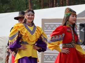 Показ национальной одежды состоялся на Ысыахе Олонхо