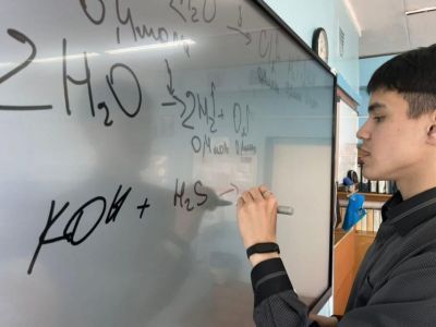 «Илья будет военным врачом»: мама мультибалльника по ЕГЭ из Якутии - об успехах и планах сына