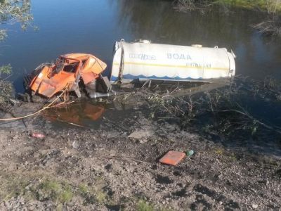 Автоцистерна с водой упала в водоем