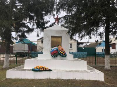 Братская могила воинов Советской Армии, погибших в марте 1943 года. Захоронено и установлено фамилий на 9 человек. Скульптура установлена в 1962 году