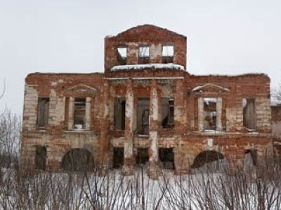 Главный дом с двумя флигелями и переходными галереями между главным домом и флигелями