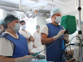 В Якутске провели операцию лазером 61-летнему пациенту с крупным желчным камнем