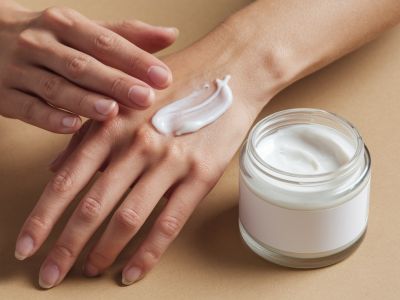 Врач рассказала об опасности для кожи осенью