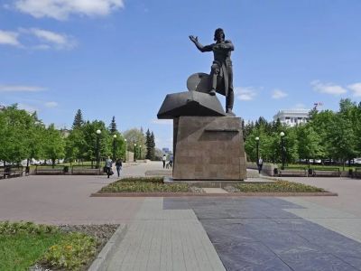 Памятник танкистам-добровольцам Челябинска  ("Вечный огонь")