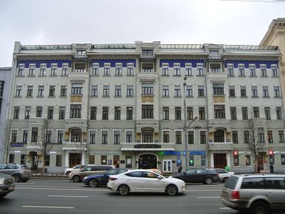 Дом, в котором с конца 1921 г. по 1924 г. жил писатель М.А. Булгаков (кв. 50; кв. 34). Здесь жили и работали художники А.В. Лентулов, П.П. Кончаловский, В.И. Суриков, строитель Днепрогэса А.В. Винтер и др.