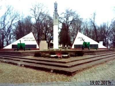 Братская могила 1239 советских воинов, погибших в боях с фашистскими захватчиками