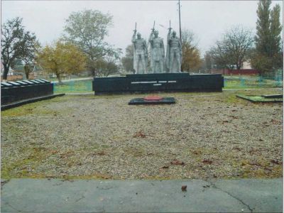 Мемориальный комплекс павшим в боях за Родину, с братской могилой 320-й стрелковой дивизии