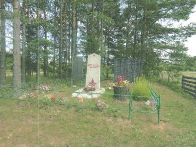 Братская могила воинов Советской Армии, погибших в боях с немецко-фашистскими захватчиками 1941-1943 гг.