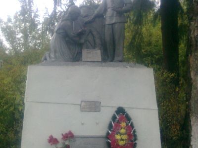 Братская могила воинов Советской Армии, погибших в период Великой Отечественной войны. Захоронено 17 человек, установлено фамилий на 5 человек. Скульптурная группа установлена в 1960 году