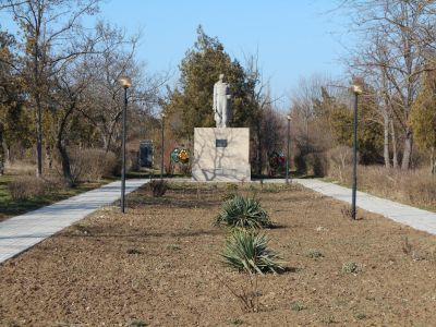 Могила А.П. Мартыненко, старшего лейтенанта, погибшего в бою с фашистскими захватчиками