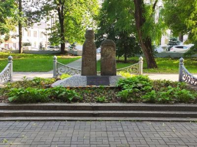 Памятник Жабаги Казаноко и его жены