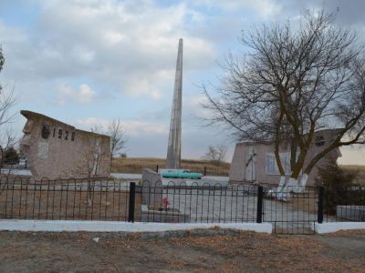 Братская могила советских воинов и комиссара 1-ой конной армии Бахтурова