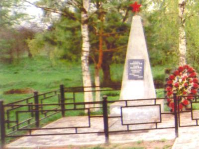 Братская могила 2 советских воинов, погибших в 1943 г. в бою с немецко-фашистскими захватчиками