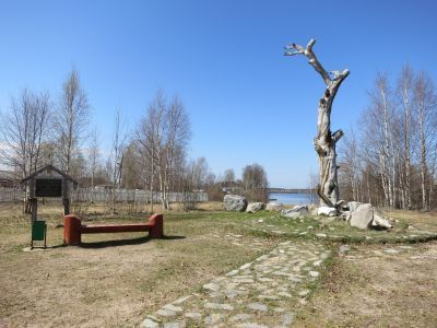 Памятный знак-ствол вековой сосны, под которой в 1830-х гг. в селе Ухта производил записи рун знаменитый финский учёный собиратель рун и составитель эпоса "Калевала"-Элиас Леннрот (1802-1884)