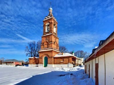 Надвратная колокольня с келейными корпусами