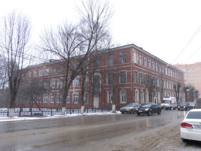 Здание Профтехучилища № 9. В этом здании, в школе фабрично-заводского обучения при ст. Тула с 1930 по 1932 гг. учился дважды Герой Советского Союза Борис Феоктистович Сафонов. Героически погиб в бою с немецко-фашистскими захватчиками 30 мая 1942 г.