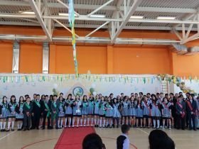 Сергей Местников поздравил с последним звонком выпускников «Айыы кыhата»