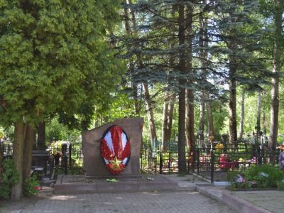 Братская могила советских воинов