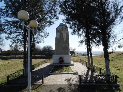 Братская могила 370 мирных жителей и пионера-героя М. Пинкензона, расстрелянных фашистскими оккупантами