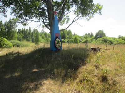 Братская могила 70 советских граждан, казненных гитлеровцами 21 октября 1942 г. Установлен памятный знак