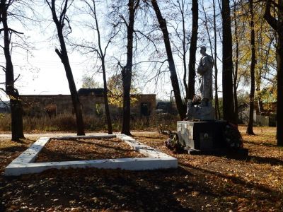 Братская могила 339 воинов Советской Армии, погибших в 1941-1943 гг. в боях с немецко-фашистскими захватчиками. Установлена скульптура