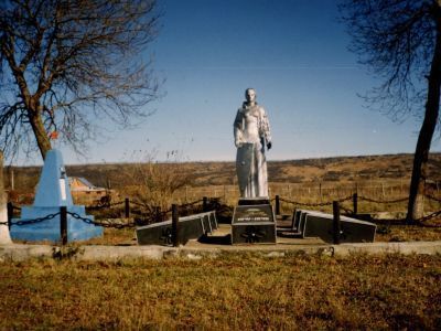 Братская могила 33 партизан, погибших от рук фашистских оккупантов