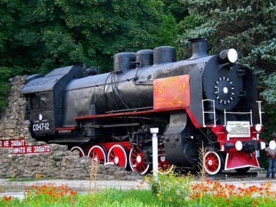 Паровоз "СО17-12", прибывший 10 мая 1945 г. с грузом в поверженный Берлин и установленный в честь трудовых и боевых подвигов железнодорожников