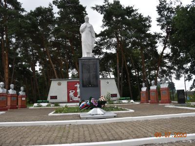 Братская могила советских воинов, погибших в боях с фашистскими захватчиками в 1943 году, имена не установлены. Скульптура:Скорбящая мать