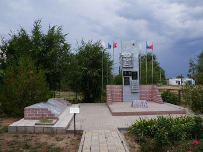 Братская могила советских летчиков, погибших при авиационной катастрофе в период Сталинградской битвы