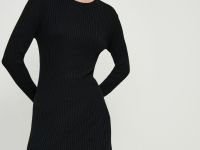 Вязаное платье приталенного силуэта