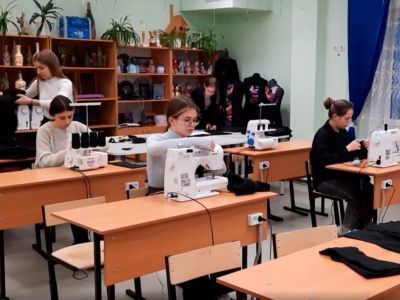 Школьники Алмазного участвуют в акции «Шьем для наших»