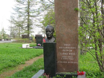 Могила И.М.Петрова (Т.Вяхя), чекиста, писателя