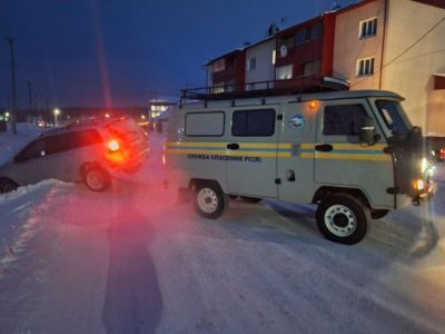 Верхневилюйские спасатели помогли водителю с застрявшим в снегу автомобилем