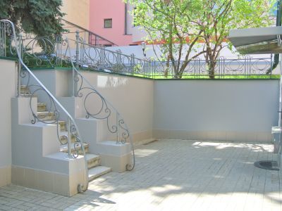 Подпорная стенка с кованой решеткой в чугунных столбах и бетонной лестницей, нач. XX вв.