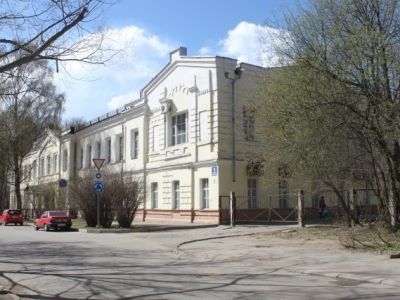 Здание, где в реальном училище в 1874  г. преподавал фольклорист Лаговский Федор Никанорович и в 1897-1902 гг. учился поэт Северянин (Лотарев) Игорь Васильевич. Здесь в педагогическом техникуме в 1926 г. выступал нарком просвещения Луначарский А.В., учили