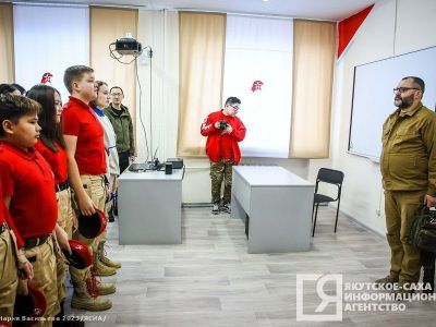 Советник главы ДНР встретился с юнармейцами Якутии