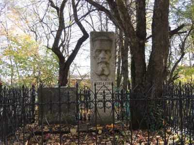 Могила А.Г.Лопатина «Бати