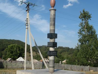 Ваза из гранита у въезда в пос. Колывань