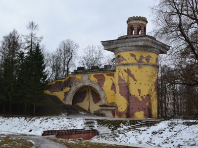 Башня-руина с искусственной горкой