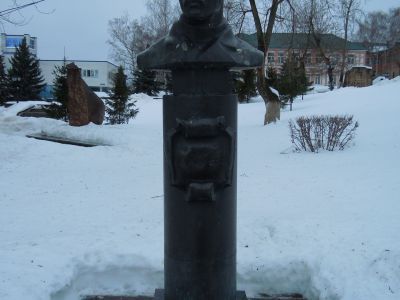 Памятник-бюст видному общественному деятелю и поэту З.Ф.Дорофееву. Скульптор В.Б.Шелов. Сооружен из гранита