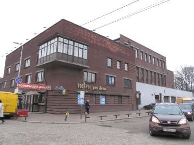Здание Дома техники с горельефом "Каменотес" и барельефом "Мастеровые"