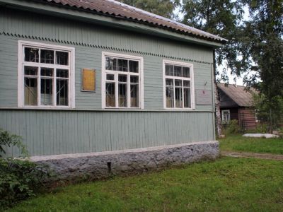 В этом доме в 1941-43 гг. находился штаб автомобилистов, осуществляющих автоперевозки через Ладожское озеро по «Дороге жизни». На доме установлена памятная доска