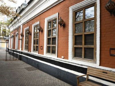 Магазины со службами и въездными воротами