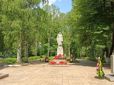 Братская могила 4-х Героев Советского Союза: капитана В.И. Шмакова, лейтенанта С.Ф. Киреева, сержанта Т.И. Паршуткина, ст. матроса А.И. Мошкина