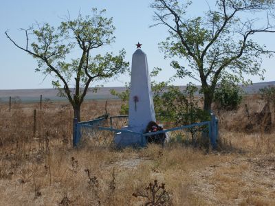 Братская могила советских воинов