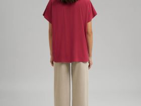 Свободная блузка с v-вырезом