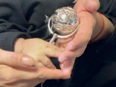 В Амгинском районе первому ребенку столетия ЯАССР подарили серебряную погремушку