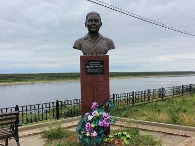 Памятник Овчинниковой А.Я. - видному советскому партийному и государственному деятелю СССР